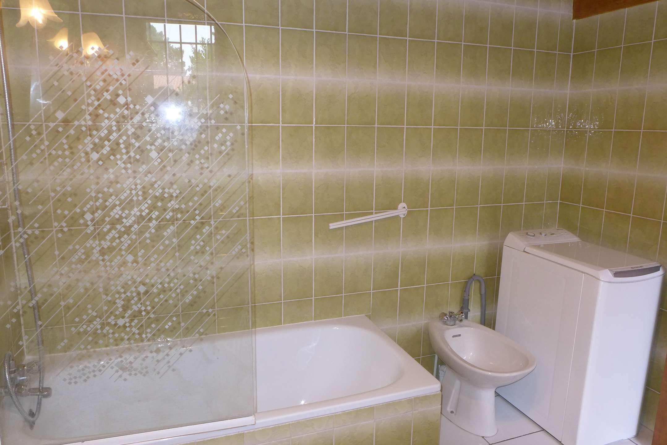 Ein Badezimmer mit einer Duschkabine, einer Toilette und einem Bidet.