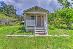 A small, single-story house with a front porch, a door, and a small window. - 16 Mi to Disney: Cottage w/ Deck in Winter Garden (Winter Garden)