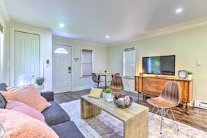 TV, Netflix, DVD player, smart speakers - 16 Mi to Disney: Cottage w/ Deck in Winter Garden (Winter Garden)