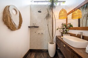 Badewanne, Haartrockner, Handtücher, Shampoo