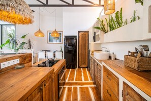 Fridge, oven, stovetop, coffee/tea maker