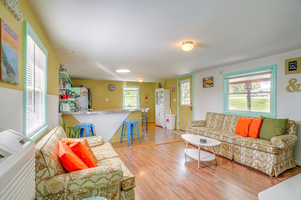 TV, fireplace, DVD player, video library - Waterfront Virginia Retreat w/ Canoe, Pets Welcome (Rileyville)