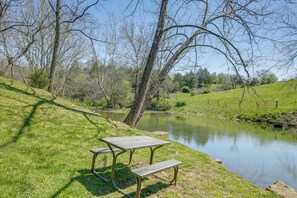 Outdoor dining - Waterfront Virginia Retreat w/ Canoe, Pets Welcome (Rileyville)