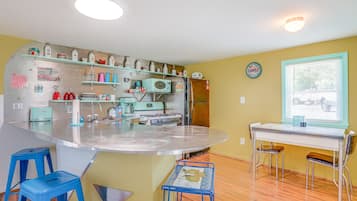 Réfrigérateur, micro-ondes, plaque de cuisson, cafetière/bouilloire