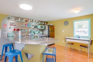 Réfrigérateur, micro-ondes, plaque de cuisson, cafetière/bouilloire
