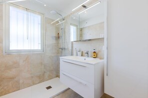 Dusche, Haartrockner, Handtücher, Seife