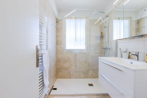 Ducha, secador de pelo, toallas y jabón