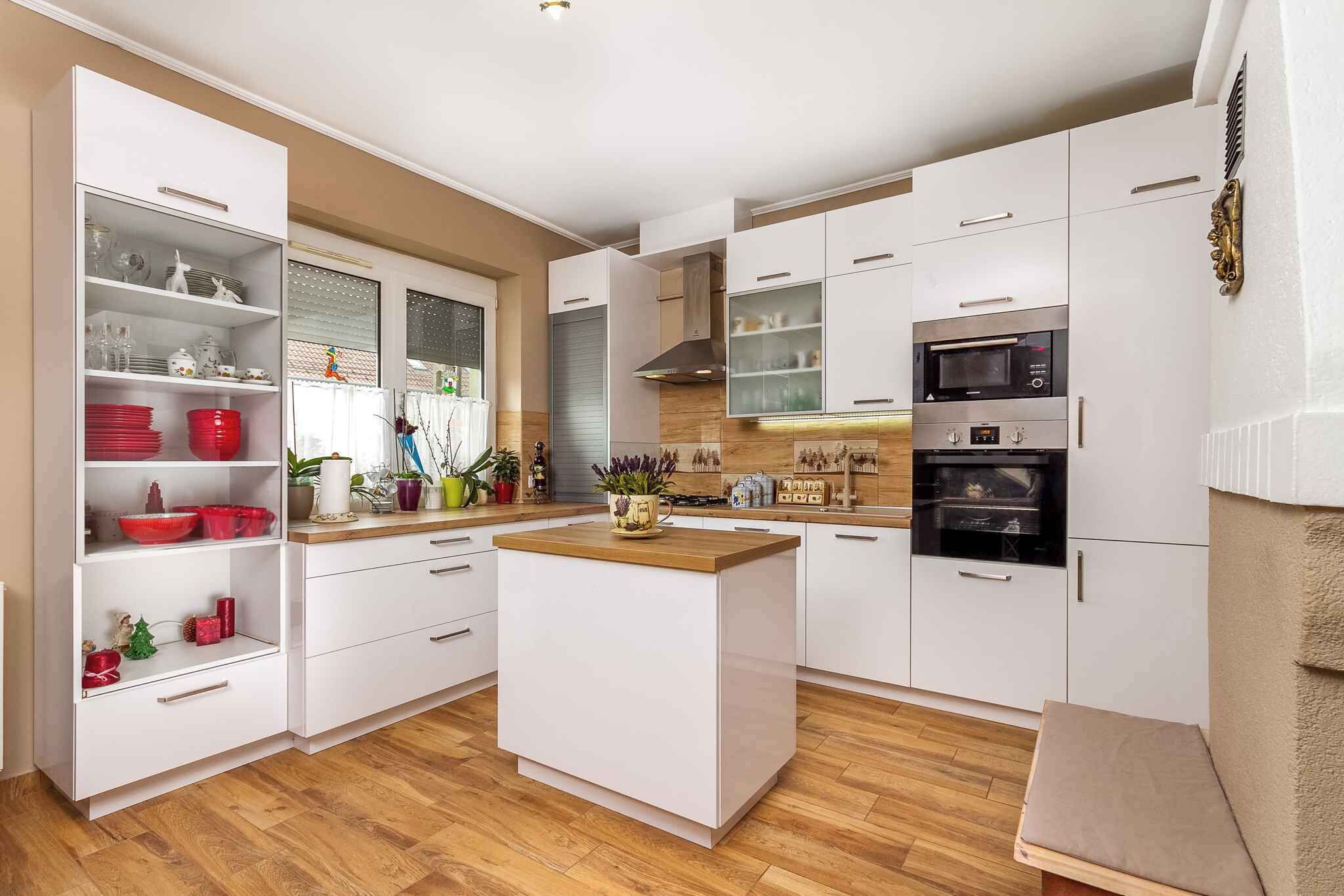 Fridge, oven, stovetop, coffee/tea maker