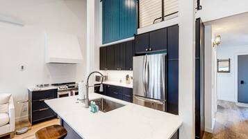 冰箱、微波炉、烤箱、炉灶