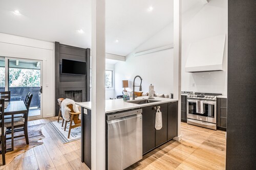 Gorgeous, modern mountain view condo with deck & great kitchen