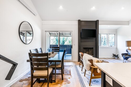 Gorgeous, modern mountain view condo with deck & great kitchen