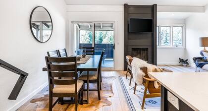 Gorgeous, modern mountain view condo with deck & great kitchen