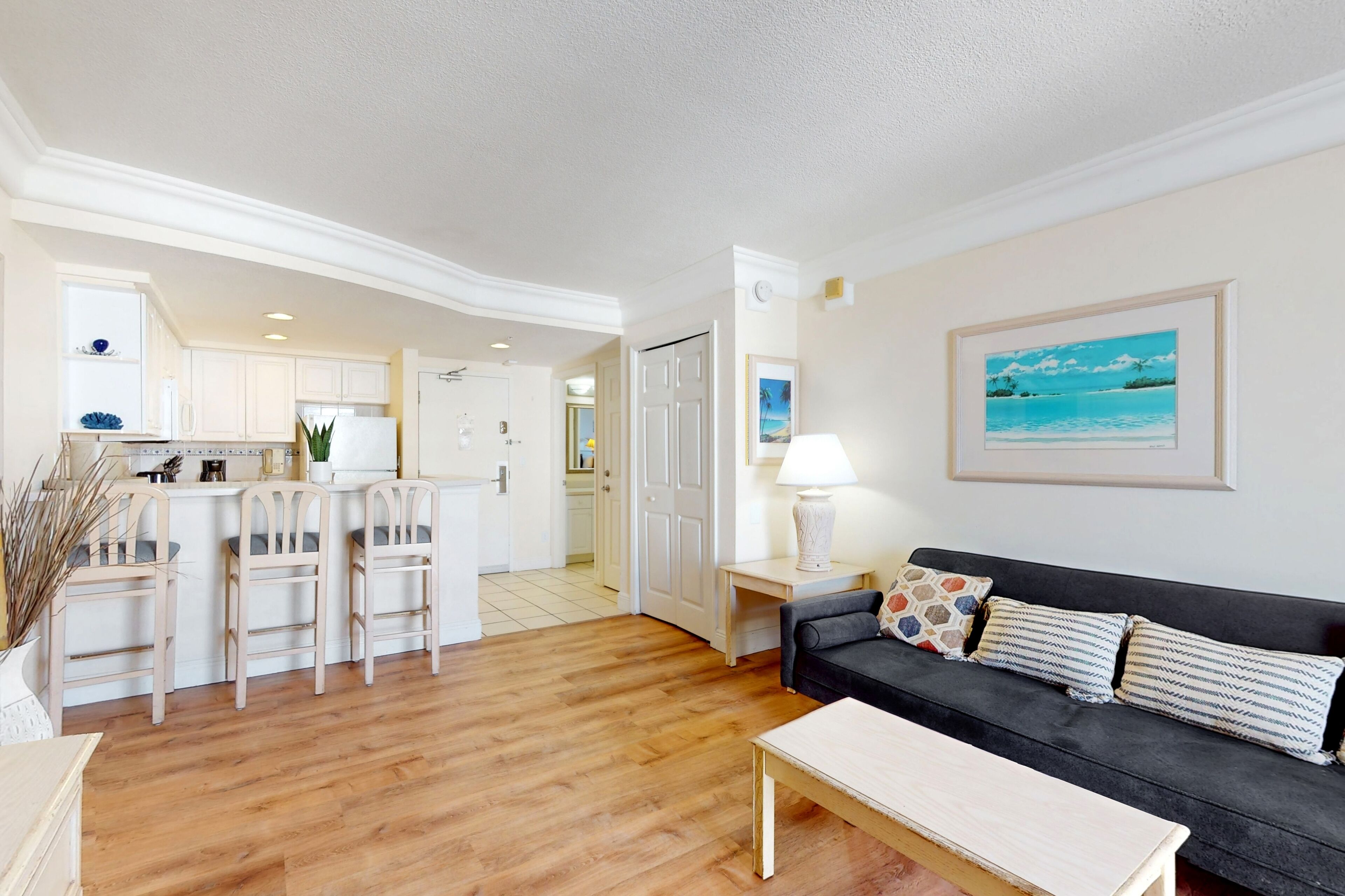 Casual 12th-floor condo with ocean view, gym & 5G WiFi