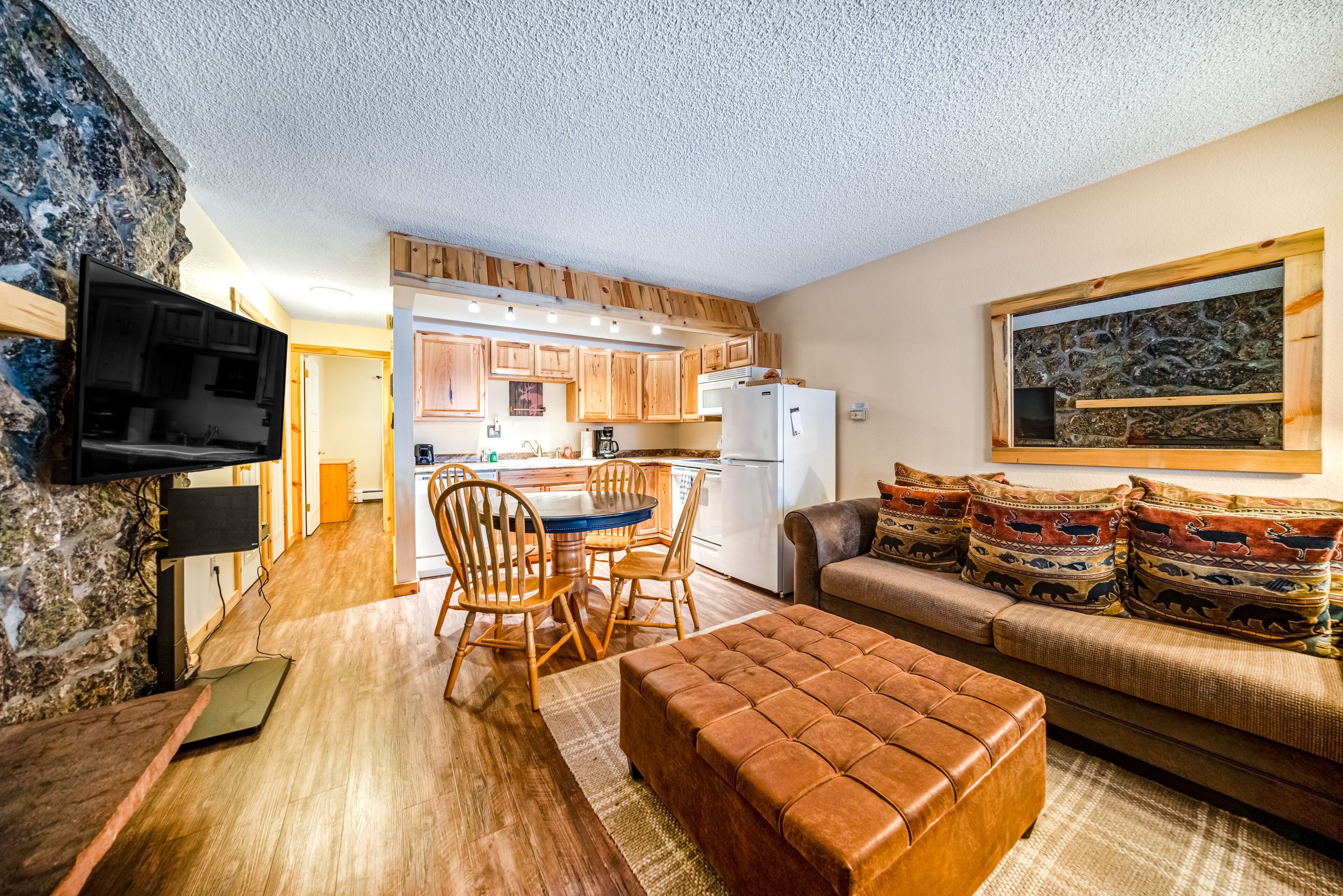 Cozy ski gem with fireplace & full kitchen - great location near slopes