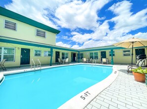 Una piscina al aire libre