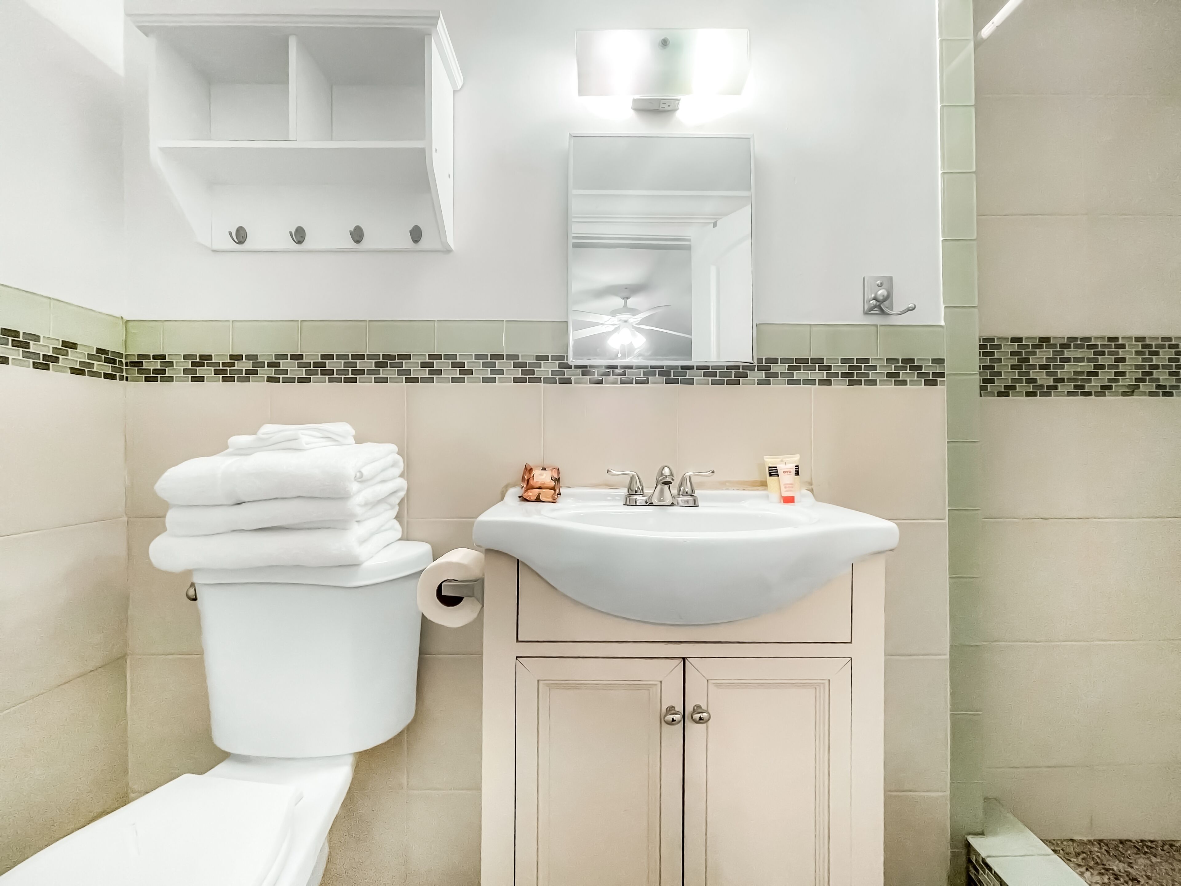Une salle de bain avec des toilettes, un lavabo et des serviettes pliées.