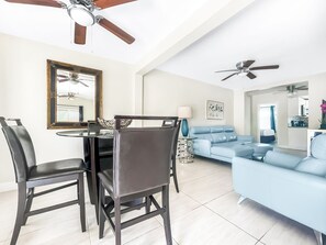 Apartamento | Zona de estar | Smart TV de 55 pulgadas con canales por cable, una televisión