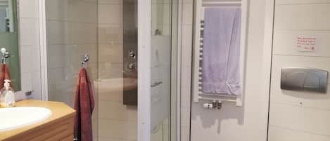 Douche, sĂšche-cheveux, serviettes fournies, savon