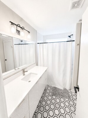 Hair dryer, towels - HonkyTonksBooze (Nashville)