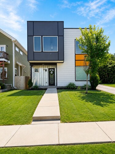 • Music City Getaway Modern Luxury Minutes to Downtown and Midtown • Sleeps 10