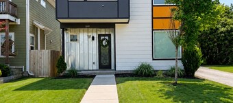 • Music City Getaway Modern Luxury Minutes to Downtown and Midtown • Sleeps 10