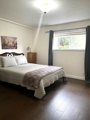2 bedrooms, desk, free WiFi, bed sheets -  Tracktown & Duck fans enjoy! Sleeps 6, Spacious 1600sq ft + private yard! (Eugene)
