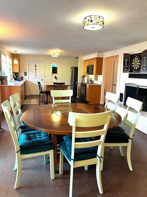 Dining -  Tracktown & Duck fans enjoy! Sleeps 6, Spacious 1600sq ft + private yard! (Eugene)