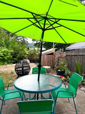 Outdoor dining -  Tracktown & Duck fans enjoy! Sleeps 6, Spacious 1600sq ft + private yard! (Eugene)