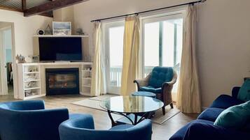 Smart-tv, een open haard, boeken en een kantoor