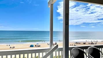 Rannalla, aurinkotuoleja