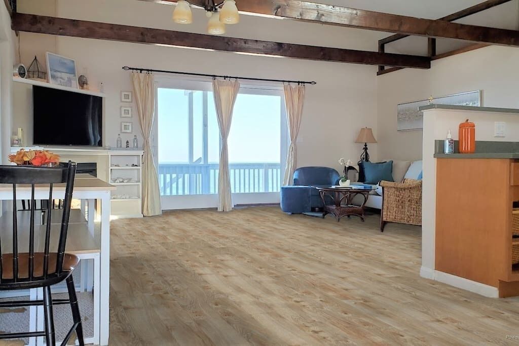 Älytelevisio, takka, kirjoja, työhuone