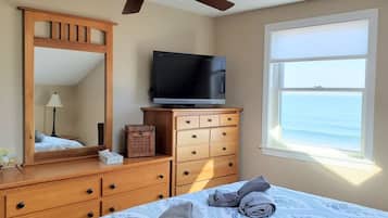 5 makuuhuonetta, työpöytä, silitysrauta/-lauta, vauvan matkasänky