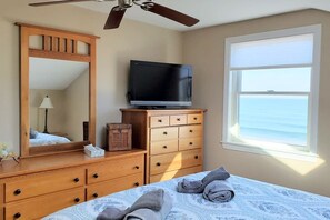 5 bedrooms, desk, iron/ironing board, travel cot