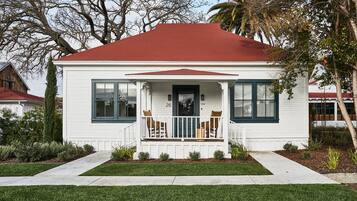 Cottage, 2 Bedrooms (Historic Oak) | Egyptian cotton sheets, premium bedding, minibar, in-room safe