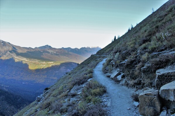 A mountain trail with rocky terrain and sparse vegetation. - The Montana Retreat - Gateway to Glacier National Park (Kalispell)