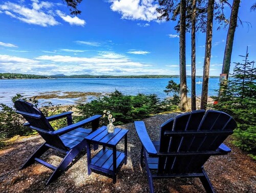 Romantic Waterfront Cottage w/ Private Beach & Fire Pit