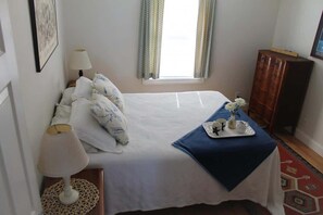 1 bedroom, WiFi, bed sheets - Romantic Waterfront Cottage w/ Private Beach & Fire Pit (Hancock)
