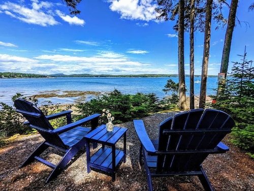 Romantic Waterfront Cottage w/ Private Beach & Fire Pit