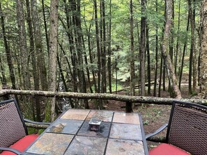 Outdoor dining - Base Camp Glamping @ Brook Ridge (Saint Johnsbury)