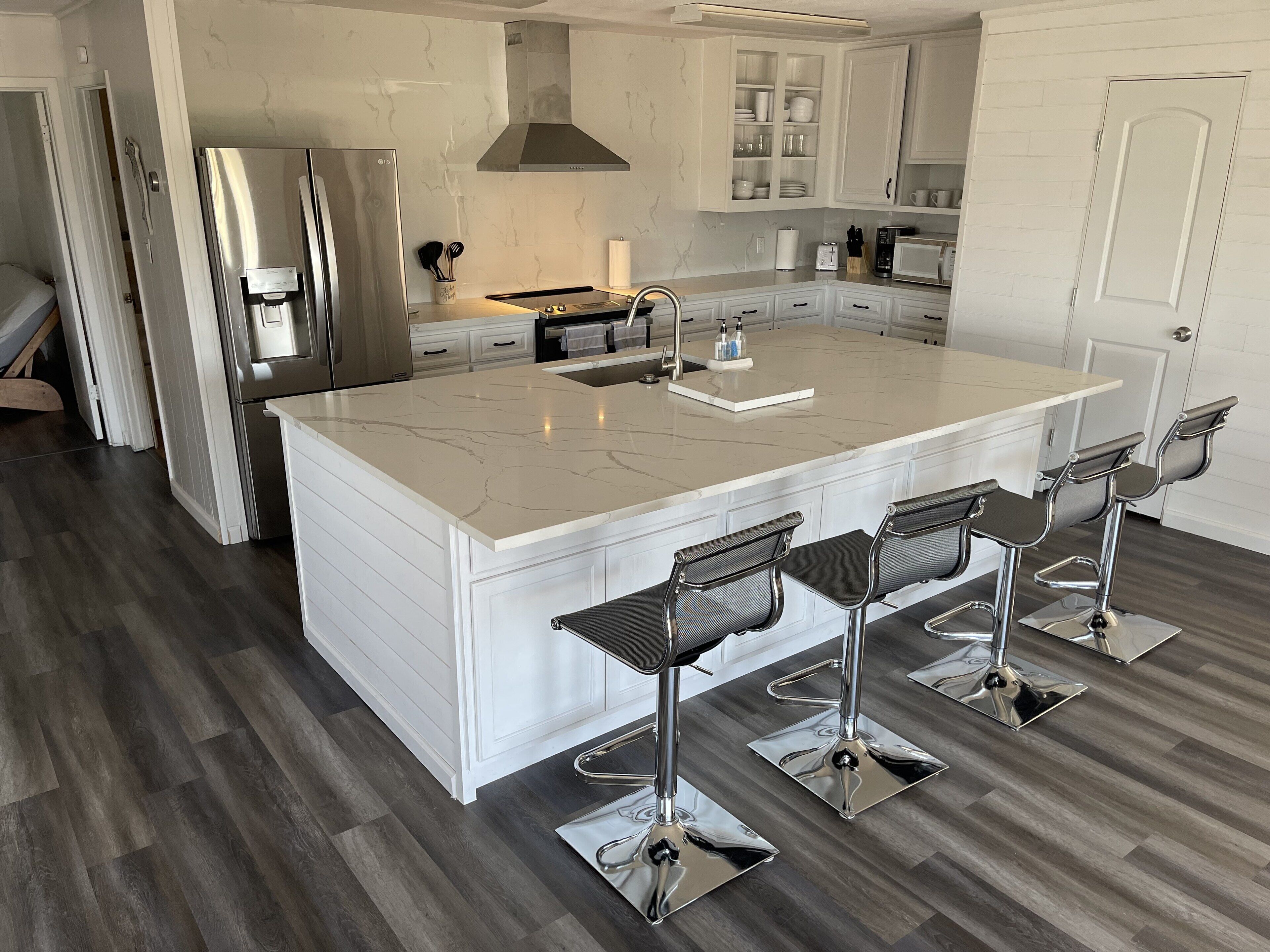 Kylskåp, mikrovågsugn, ugn och spishäll