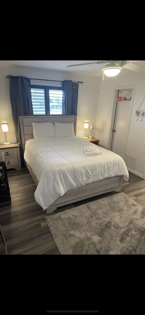 4 bedrooms, desk, iron/ironing board, travel cot