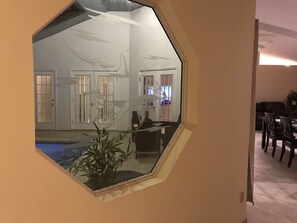 المنشأة من الداخل