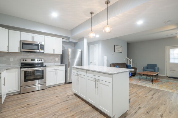 Jääkaappi, mikroaaltouuni, uuni, liesi