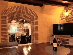 Televisión, chimenea y estéreo