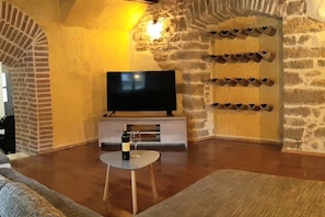 Televisión, chimenea y estéreo