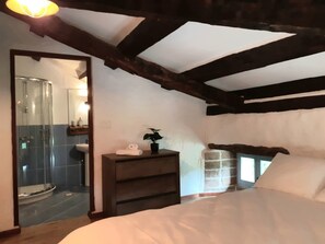 3 habitaciones, tabla de planchar con plancha, wifi y ropa de cama