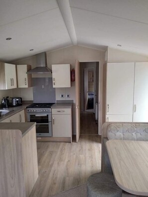 Fridge, microwave, oven, stovetop - 3 bed static caravan in Newquay 5 mins from Beach (Newquay)