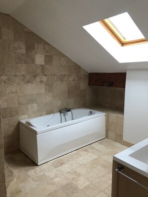 Ducha, bañera de hidromasaje, secador de pelo, toallas