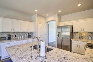 Fridge, microwave, stovetop, dishwasher