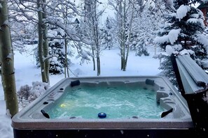 Outdoor spa tub - Private Hot Tub: Family Townhome in Breckenridge (Breckenridge)